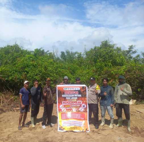 Bhabinkamtibmas Polsek Tempuling Gencarkan Patroli Karhutla, Edukasi Warga Larangan Membakar Lahan