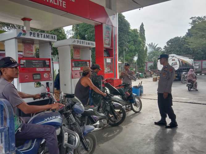 Jaga Kamtibmas, Personel Polisi Sambangi SPBU Petatal di Jalinsum Batu Bara