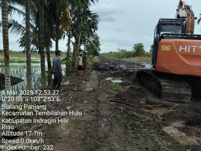 Serka Masri Terus Mengawasi Progres Normalisasi Parit di Desa Sialang Panjang pada TMMD ke-123 Kodim Inhil