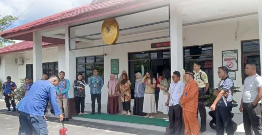 Pengadilan Negeri Tembilahan Gelar Sosialisasi dan Simulasi Tanggap Darurat Kebakaran Bersama Damkar Inhil