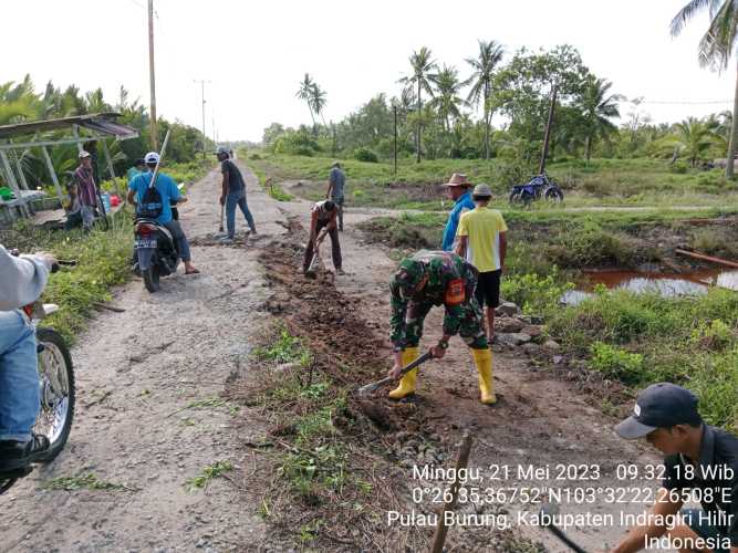 Sertu Arlansyah Luangkan waktu Laksanakan Pembersihan dan Perbaikan Jalan Poros