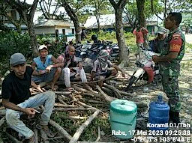 Sertu Jondri Bina Buruh Angkut Pelabuhan