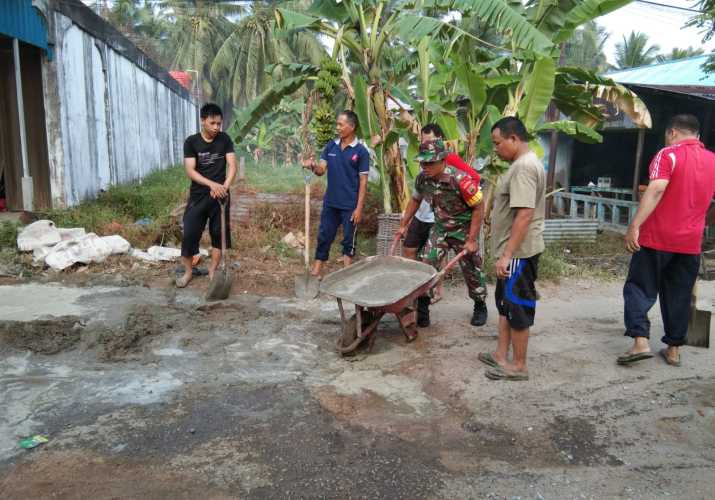 Babinsa Canangkan Jumat Peduli Jalan Umum