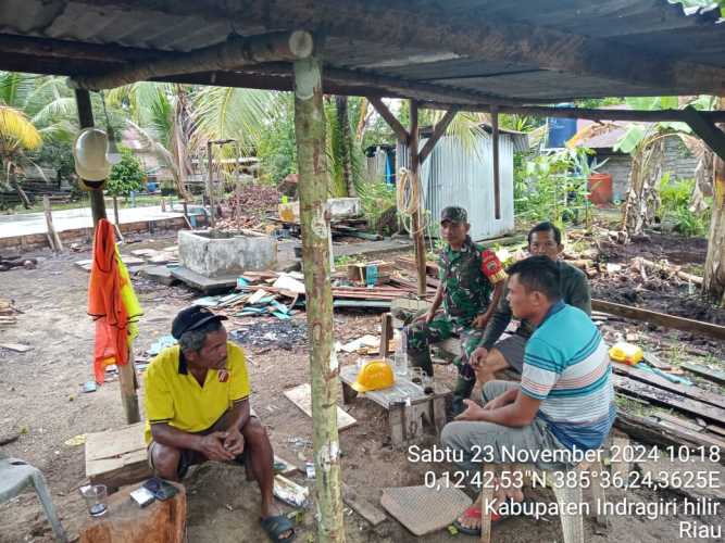 Babinsa Ringin Jaya Anjangsana Ke Pemukiman Warga Membahas Situasi Politik Jelang Pilkada Serentak Tahun 2024