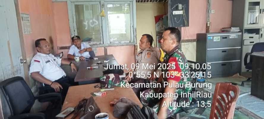 Babinsa Koramil 11/Pulau Burung Perkuat Kesamaan Persepsi dalam Menjaga Kamtibmas di Desa Teluk Nibung