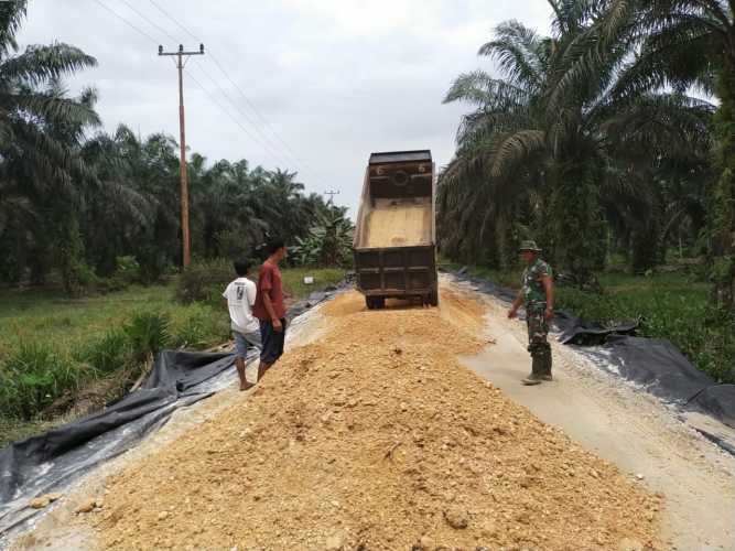 Personil Koramil 12/Batang Tuaka Turut Andil dalam Peningkatan Jalan Poros Penghubung Desa Mumpa dan Desa Karya Tunas Jaya