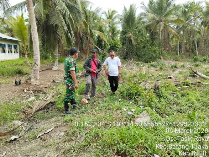 Babinsa Tasik Raya Laksanakan Patroli Pengendalian Tapal Batas