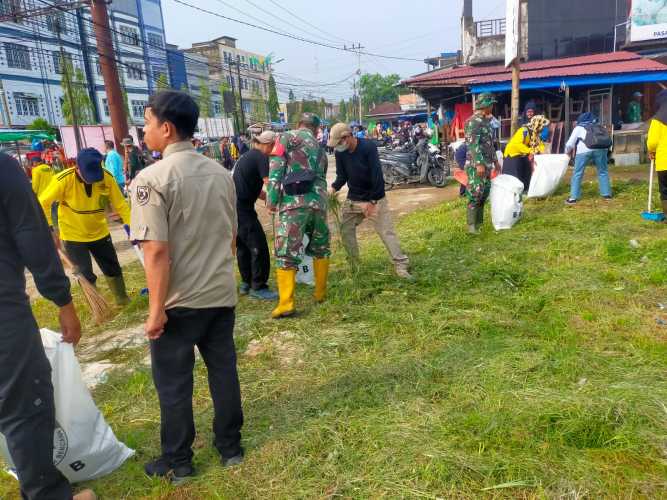 Anggota Koramil 12/Batang Tuaka Melaksanakan Karya Bakti Kebersihan