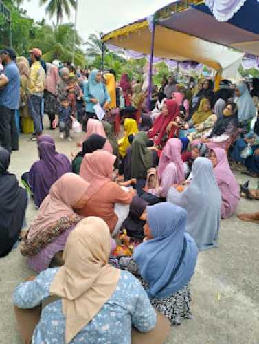 Warga Bagansiapiapi Antri Bantuan Beras di Kantor Camat Bangko
