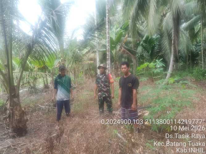 Babinsa Tasik Raya Aktif Membina Warga di Areal Tapal Batas Desa