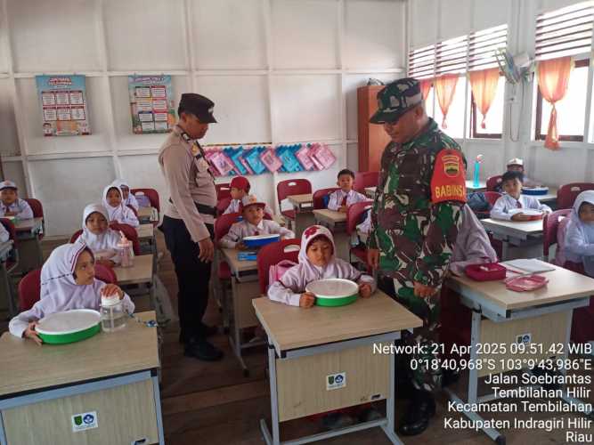 Babinsa Tembilahan Hilir Sertu Anton Dukung Program Makan Sehat Bergizi di Sekolah