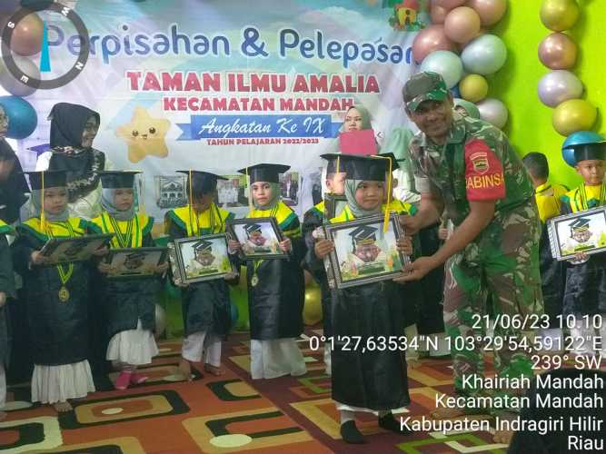 Babinsa Menghadiri Perpisahan dan Pelepasan Taman Ilmu Amalia Kecamatan Mandah Angkatan Ke 9