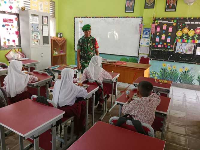 Babinsa Serda Ronal Manalu pendampingan kegiatan MBG di sekolah sekolah Tembilahan Hulu
