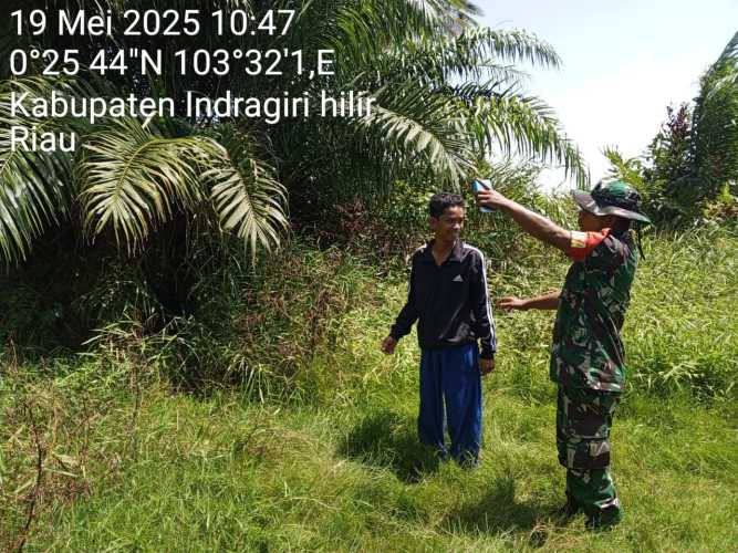 Babinsa Koramil 11/Pulau Burung Siaga Karhutla di Tengah Terik Matahari