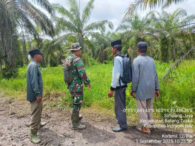 Serda Siswanto Melaksanakan Patroli Karlahut di Desa Simpang Jaya