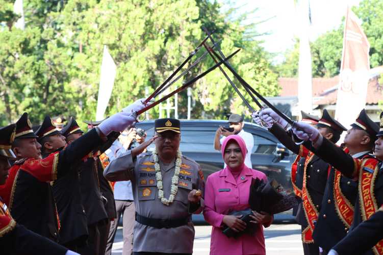 Farewell & Welcome Parade, Polresta Cilacap Sambut Kombes Pol Dr Budi Adhy Buono dan Lepas Kombes Pol Dr Ruruh Wicaksono