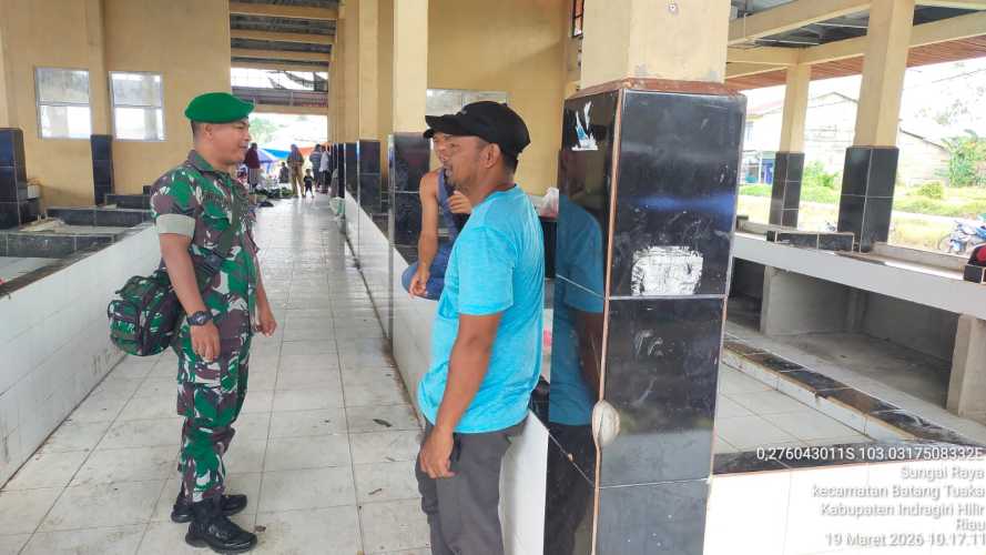 Babinsa Sungai Raya Rutin Monitor Pasar Tradisional, Pastikan Harga Sembako Jelang Idul Fitri Stabil