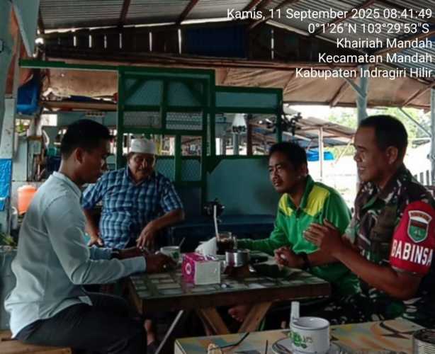 Babinsa Bakau Aceh Mempererat Ukhuwah dan Silaturahmi Melalui Komunikasi Sosial