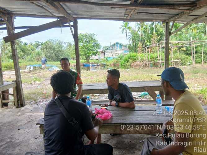 Babinsa Serda Hendra Kardi  Terus Sosialisasikan Pembentukan Koperasi Merah Putih di Desa Pulau Burung