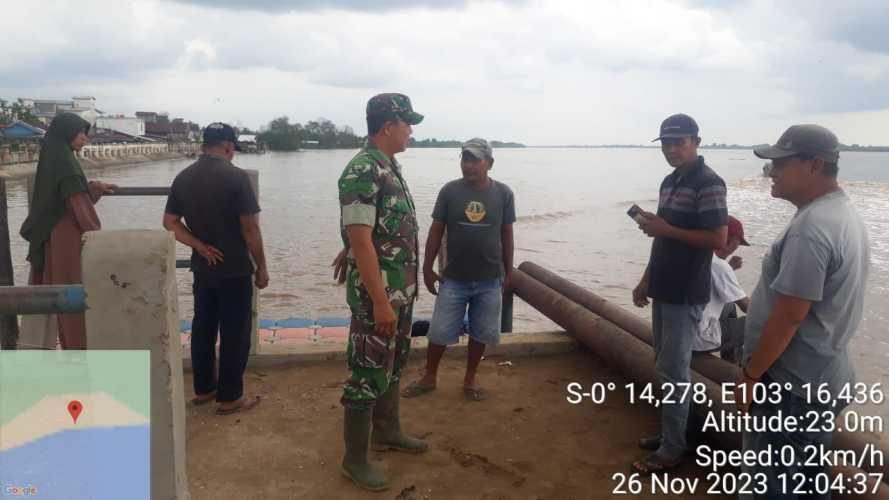 Babinsa Lakukan Komunikasi dengan Buruh Pelabuhan