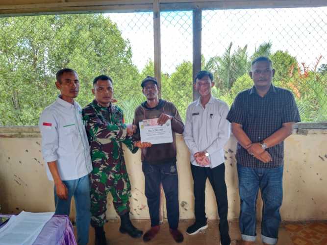 Babinsa Pulau Burung Mendampingi Penyaluran BLT