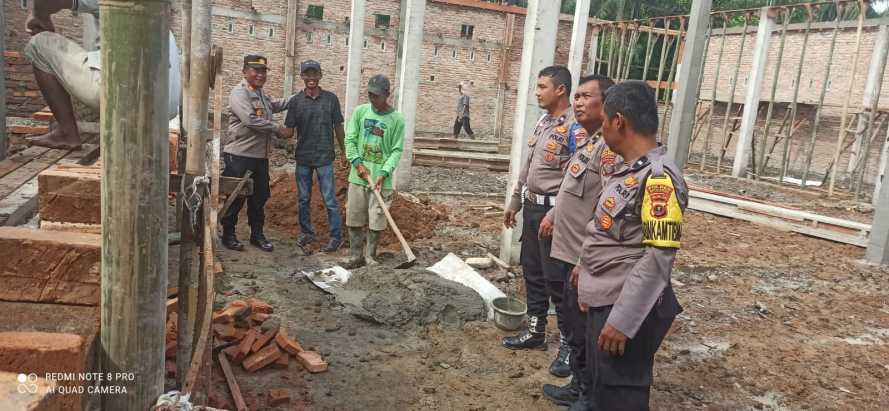 Jari-Jari Ketegasan di Balik Dapur Gizi: Kapolsek Labuhan Ruku Tinjau Pembangunan SPPG