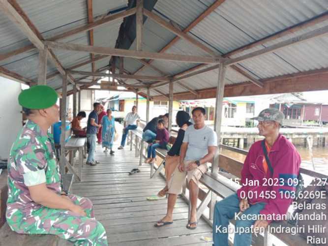 Babinsa Relaksasi Penyuluhan di Pelabuhan Belaras