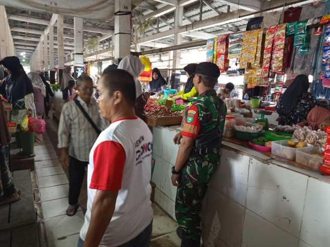 Babinsa Serda Ronald Manalu Tinjau Pasar Rakyat Tembilahan Hulu, Jaga Keseimbangan Supply Demand agar Harga Stabil