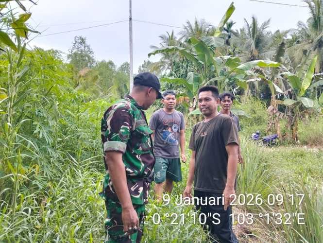 Babinsa Sertu Suratno menjaga wilayah melalui patroli tapal batas