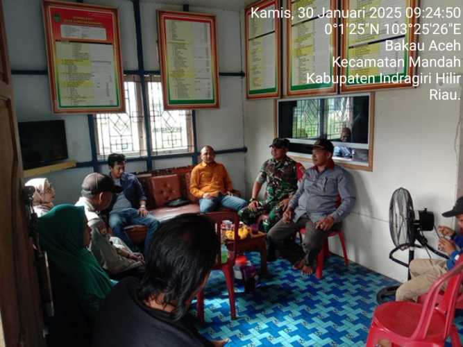 Dengan Komsos, Babinsa Bakau Aceh Memperkuat Kerjasama dengan Pemerintah Dssa