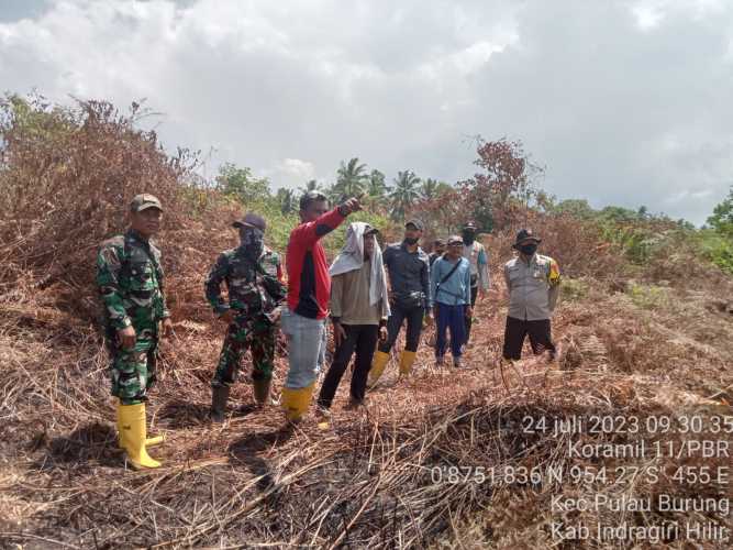 Sertu Wisnu Hartono Bersama Tim Padamkan Lokasi Karhutlah