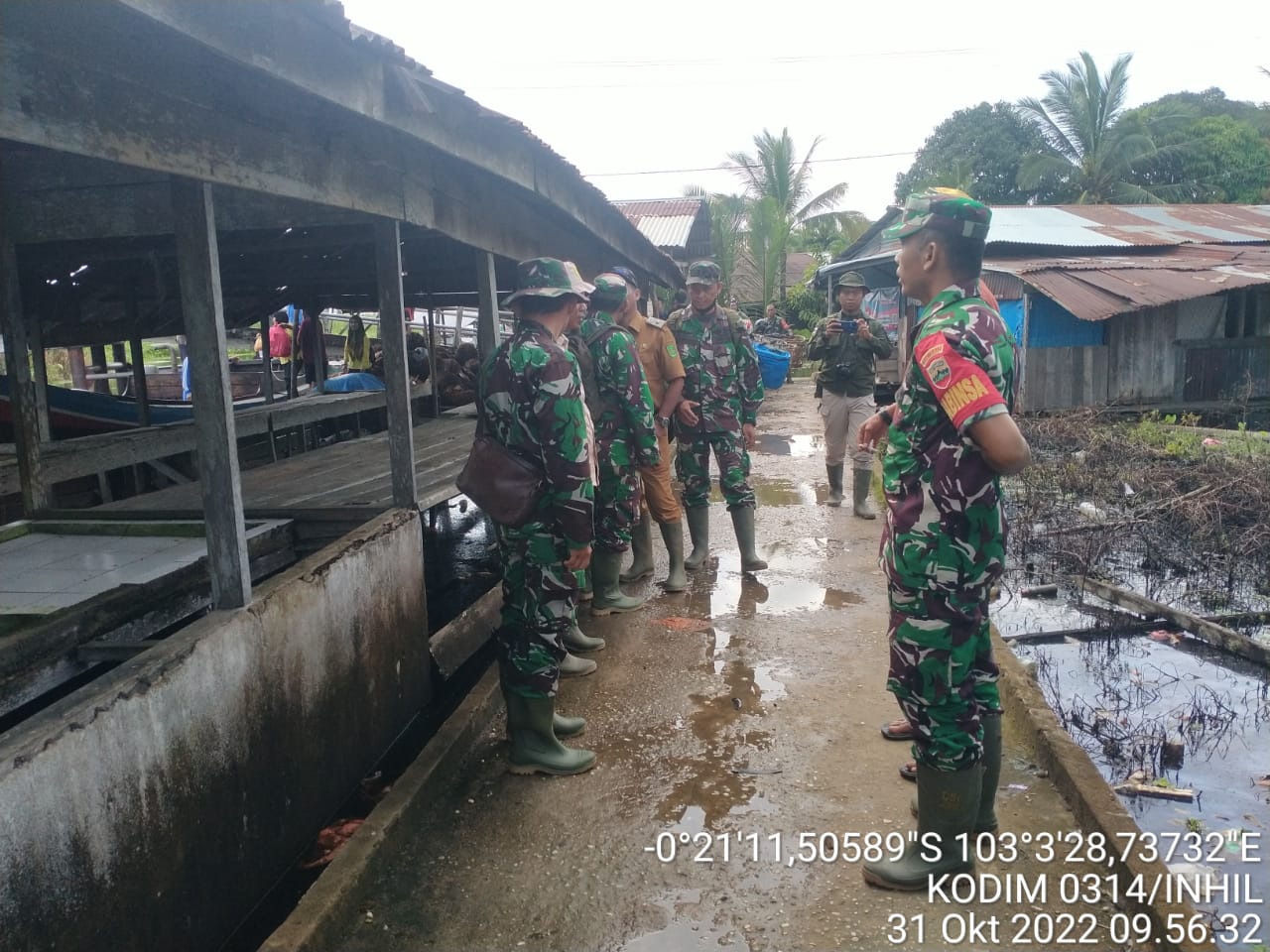 Babinsa Sialang Panjang dampingi Dandim 0314/inhil Pantau Banjir