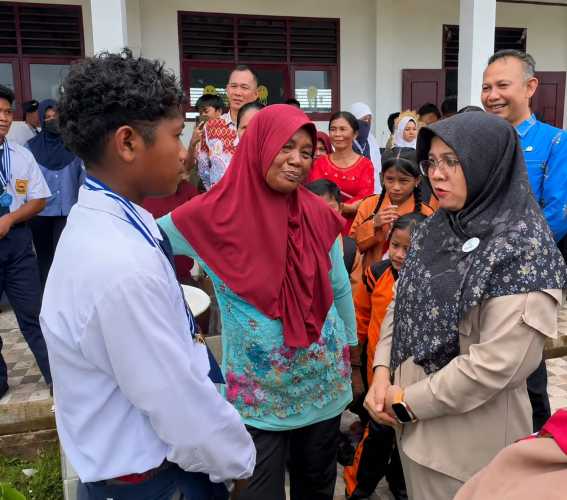Bupati Siak Tempuh Jalan Lumpur Bagikan Seragam ke Wilayah 3T Sungai Apit