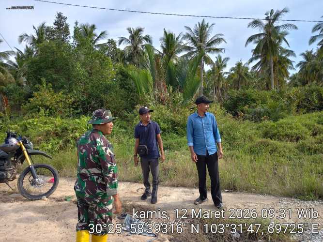 Babinsa Pulau Burung Gelar Patroli Tapal Batas Terpadu Secara Maraton di Desa Sungai Danai