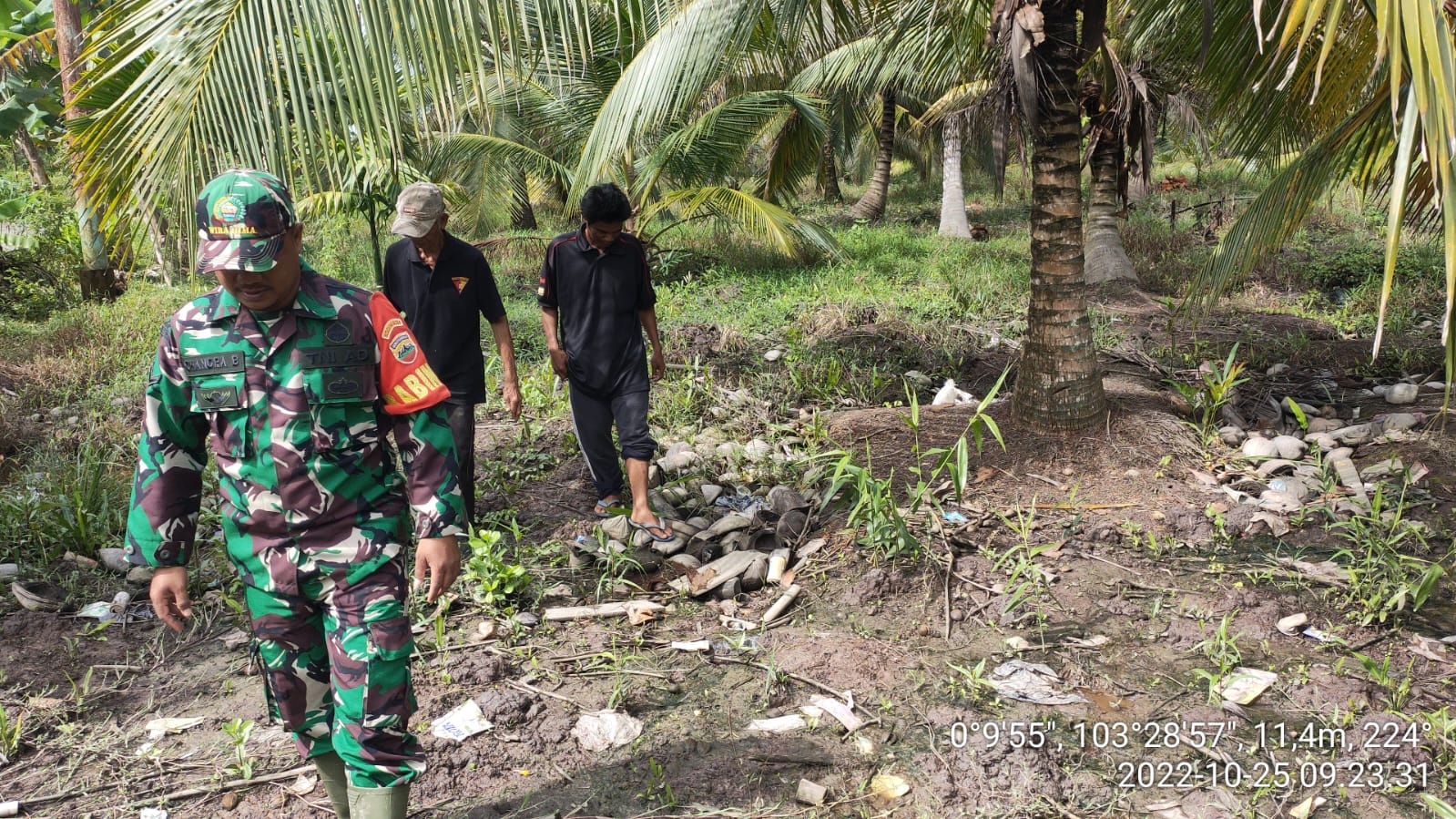 Serda Candra Bastian Babinsa Koramil 10/Pelangiran Kolaborasi dengan Warga dalam Pencegahan Karhutlah