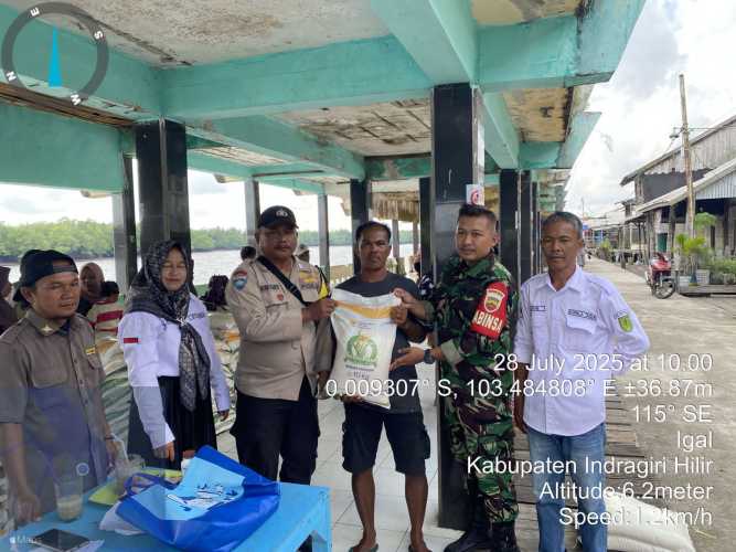 Babinsa Pratu Cavien Prayogo Aktif Dukung Penyaluran Bantuan Beras di Desa Igal