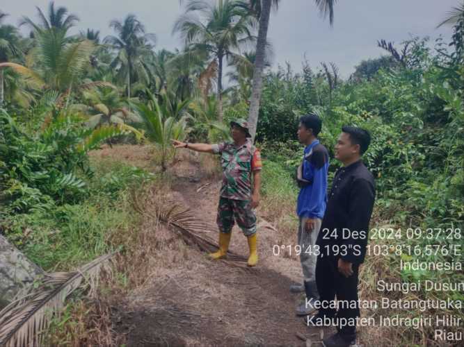 TNI Peduli Lingkungan: Babinsa Koramil 12/Batangtuaka Gelar Patroli