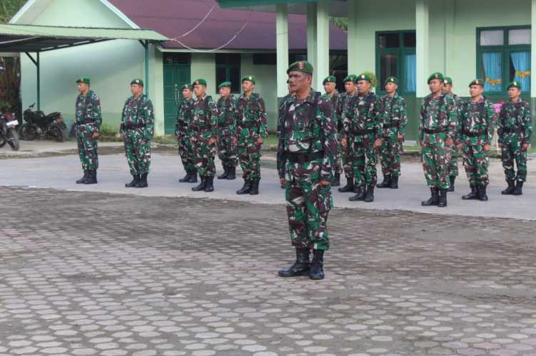 Seluruh Anggota Koramil 01/Tembilahan Ikuti Upacara Bendera Mingguan