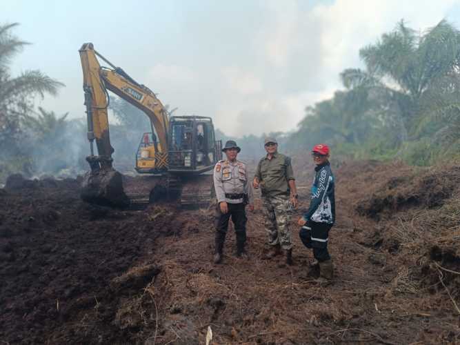 PT.SRL Bersama Tim  Lakukan Pemadaman Karhutlah di SK4 Desa Harapan jaya Kecamatan  Tempuling