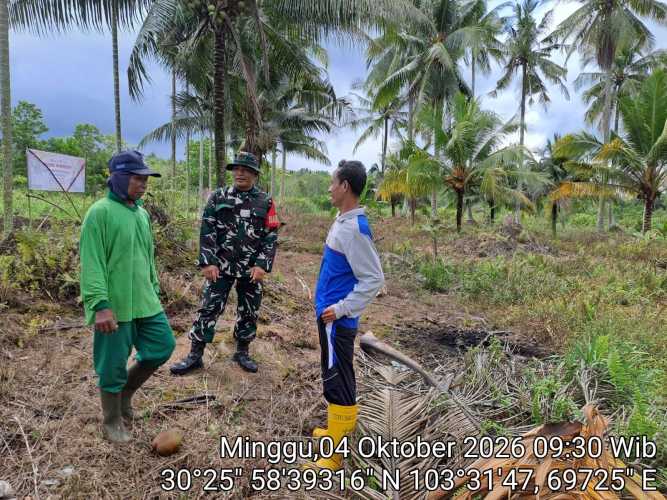 Babinsa Pulau Burung Laksanakan Patroli Dialogis Karhutla Secara Rutin