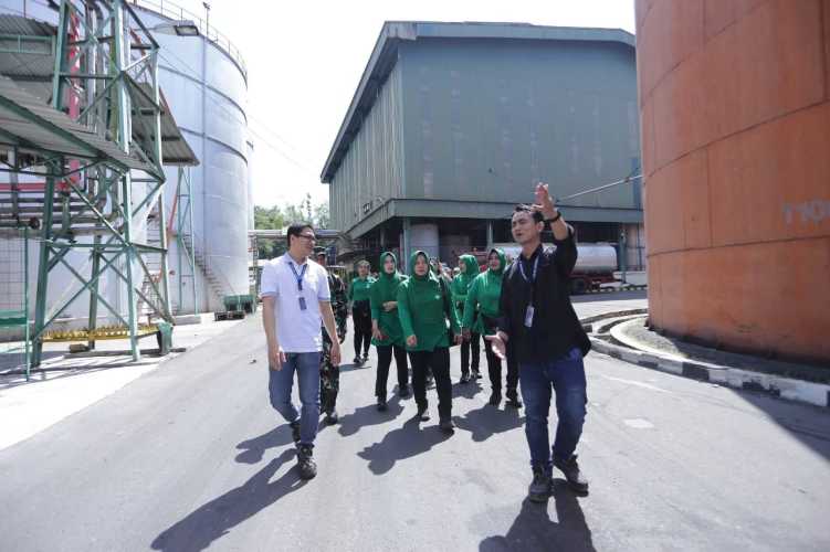 Ketua Persit KCK Cabang XXXV Dim 0208/Asahan Kunjungan Kerja ke PT Sintong Abadi Tinjau Proses Produksi Minyak Goreng