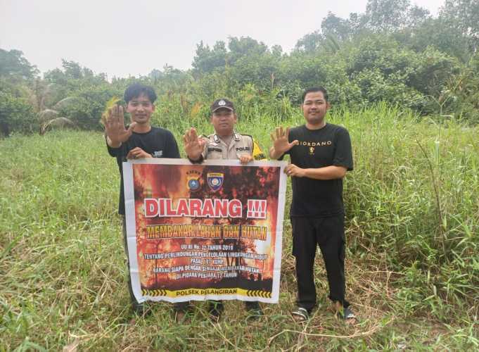 Bhabinkamtibmas Polsek Pelangiran Gencarkan Upaya Cegah Kerawanan Karhutla Lewat Media Cetak
