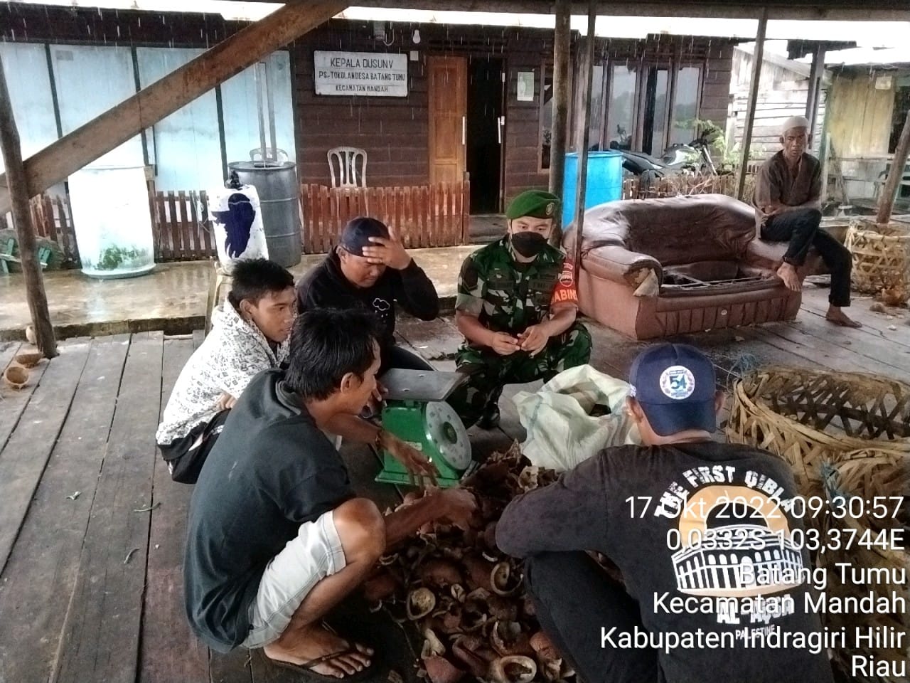 Serda Tomi Firman Babinsa Koramil 08/Mandah Bertatap Muka dengan Petani Kopra