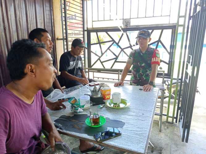 Kehangatan Idul Adha di Kampung Pancasila, Babinsa Serda Ronal Manalu Galang Persatuan Lewat SDM dan Silaturahmi