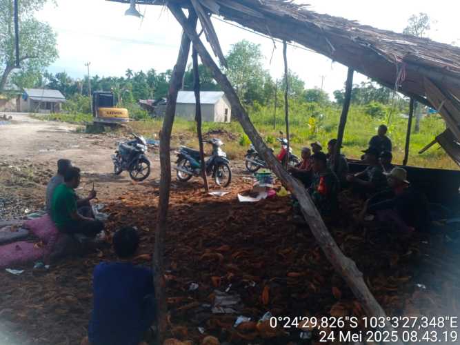 Babinsa Sertu Ali Sabri Ajak Masyarakat Waspadai Cuaca Ekstim di Tengah Kebun Kelapa