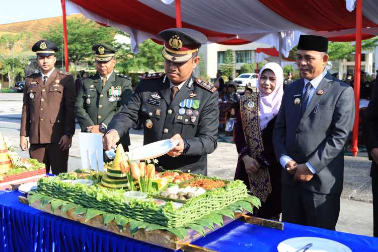 Upacara Hari Bhayangkara ke-79 di Inhil  berbeda dengan tahun sebelumnya, Bupati berikan Penghargaan  Kepada Polri yang berdikasi dan berprestasi