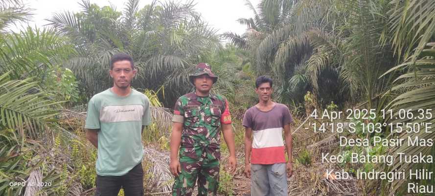 Babinsa Pratu P. Nainggolan Jaga Kondusifitas Keamanan di Desa Pasir Mas Selama Lebaran