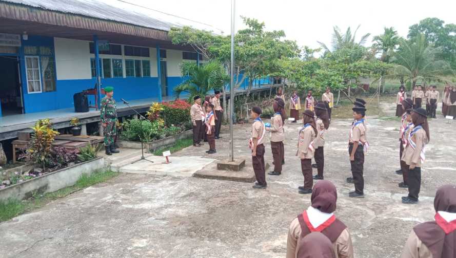 Sertu Januar Efendi Melatih Mental dan Kedisiplinan Warga Lewat Upacara Bendera