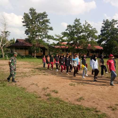 Babinsa Seberang Tembilahan Persiapkan Pelajar Sekolah Untuk Pengibar Bendera HUT RI Ke-78