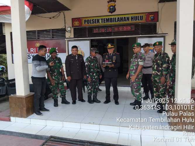 Danramil 01/Tbh Beri Ucapan Selamat HUT Bhayangkara ke-79 dengan Kirim Kue Tar